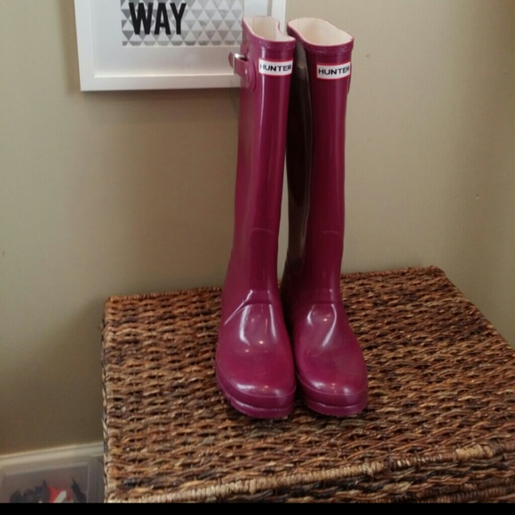 Size 9 Original Hunter boots in a berry gloss.