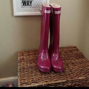 Size 9 Original Hunter boots in a berry gloss.