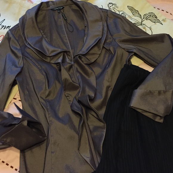 SOLD Front Zip top NWOT - Picture 3 of 4