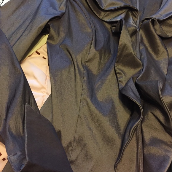 SOLD Front Zip top NWOT - Picture 4 of 4