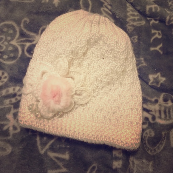 Flowered white pearl hat