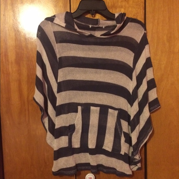 Hooded poncho (with sleeves)