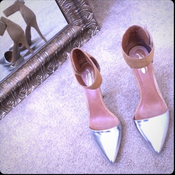 Super cute Jeffrey Campbell solitaire heel