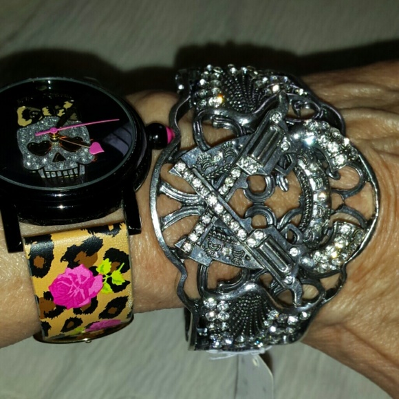 Pistol and Horseshoe Cuff  Bracelet - Picture 2 of 2