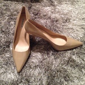 NWOT Charles David Nude Pumps