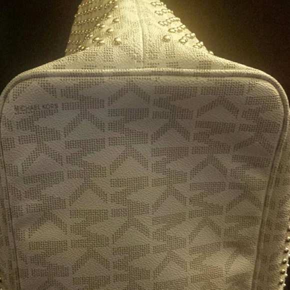 Michael Kors Vanilla Large Jet Set Stud Handbag - Picture 3 of 4