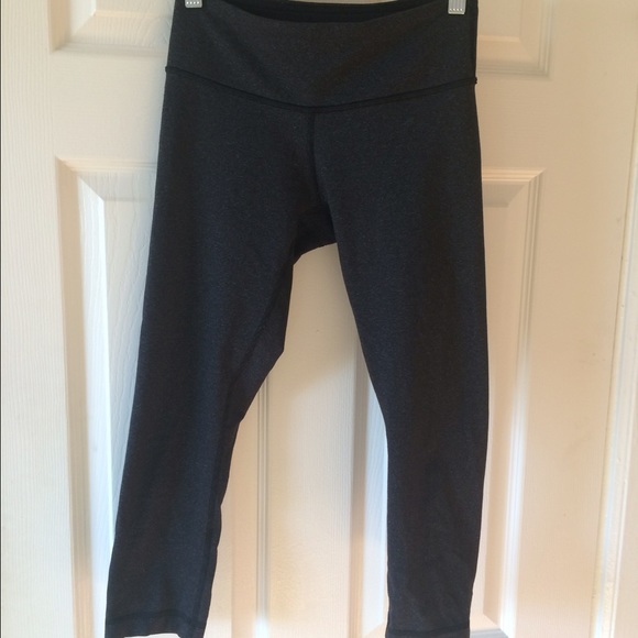 Lululemon Wunder Under  stripe crops sz 4 EUC