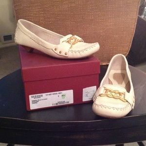 Authentic Bottega Veneta ivory flat w/kitten heel