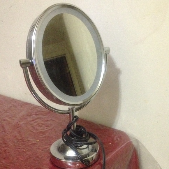 Magnifying mirror