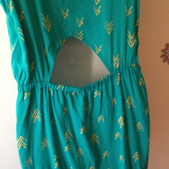 👗Turquoise dress with yellow chevrons💛 - Picture 3 of 3