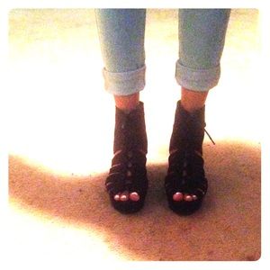 Black wedges