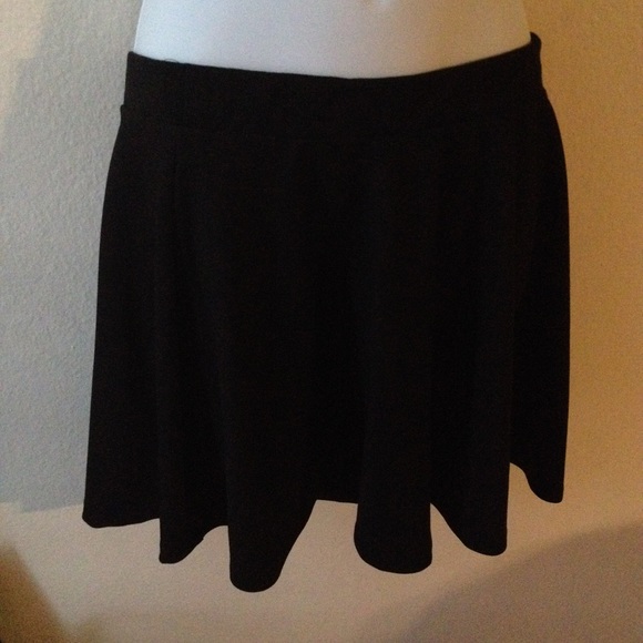 Black skater skirt (only) 💎 - Picture 2 of 3
