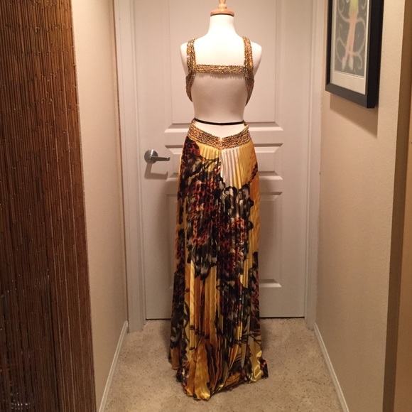 Medium gold evening gown with beading. Hand beaded - Picture 2 of 4