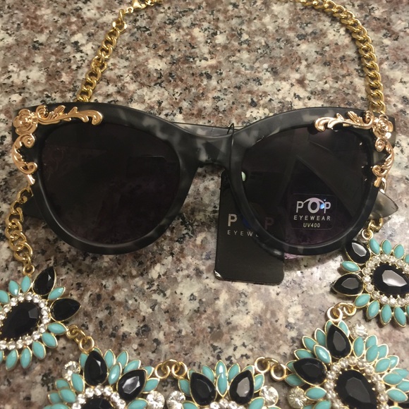 💥Donated 💥Black & gold Sunglasses - Picture 2 of 4