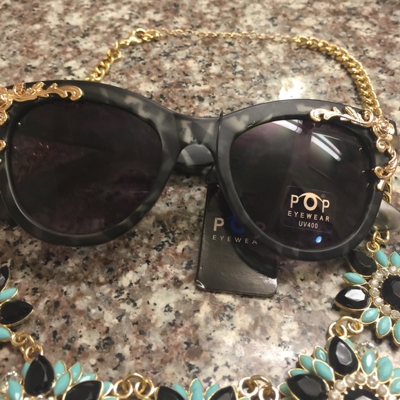 💥Donated 💥Black & gold Sunglasses - Picture 3 of 4