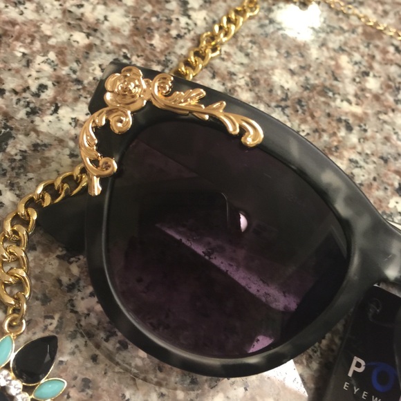 💥Donated 💥Black & gold Sunglasses - Picture 4 of 4