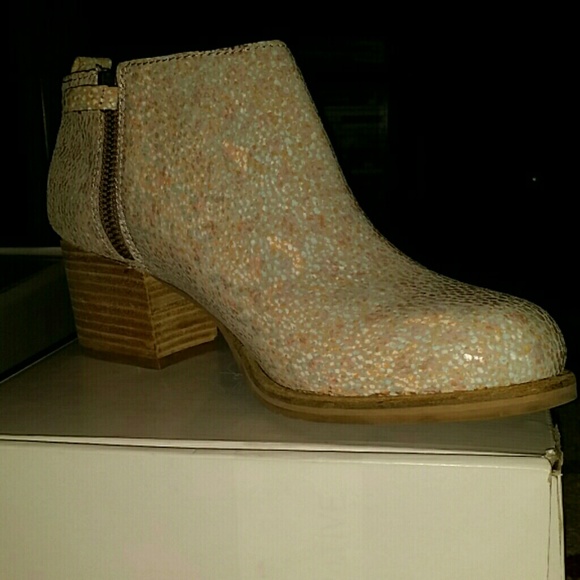 🆕 Unique Ankle Boots - Picture 3 of 4