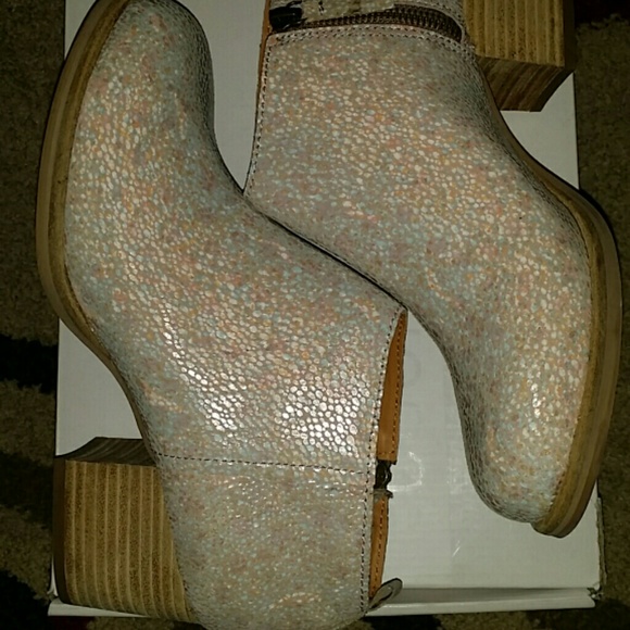 🆕 Unique Ankle Boots - Picture 4 of 4