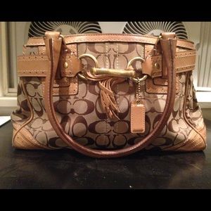 Classic Coach Hampton purse in tan and brown!