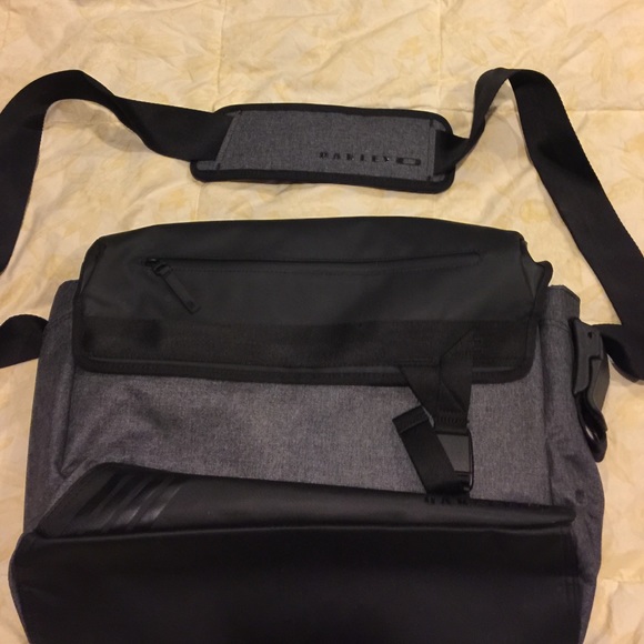 Oakley Messenger bag (mens)