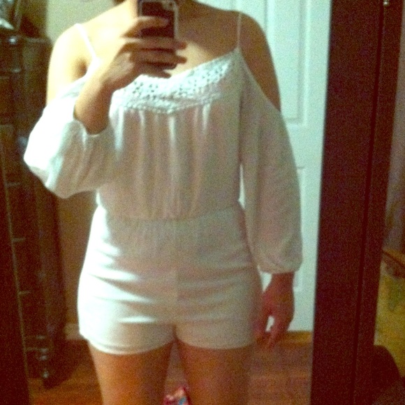 ⛔Traded⛔️White off- the shoulder romper
