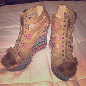 ADORABLE Betseyville Aztec & Tan Wedges
