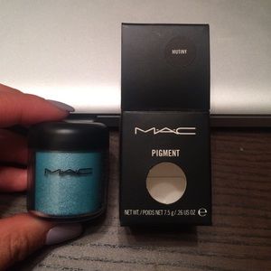 MAC Mutiny eye shadow pigment