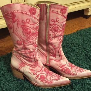 😻ᏢᎡᏆᏟᎬ ᎠᎡᎾᏢ 😻Pink Aldo leather western boots