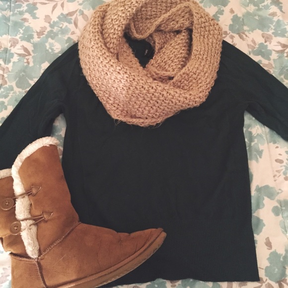 Sweaters - *SOLD*Dark forest green v-neck sweater