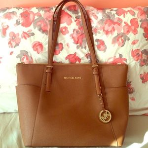 🎉HOST PICK 6/4🎉 Michael Kors Saffiano Tote