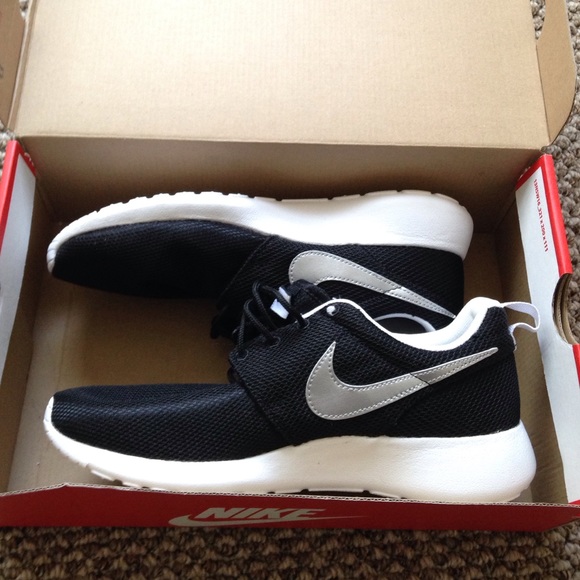 Brand new nike roshcerun size 6.5 Y