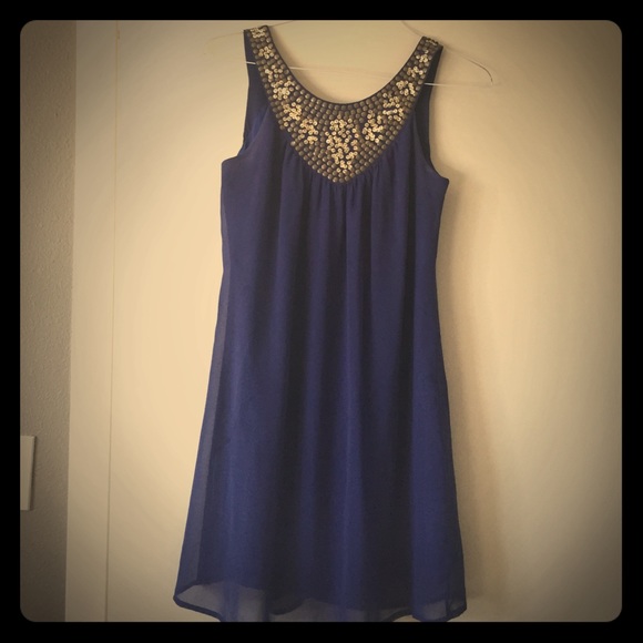 Sequin detail neckline.