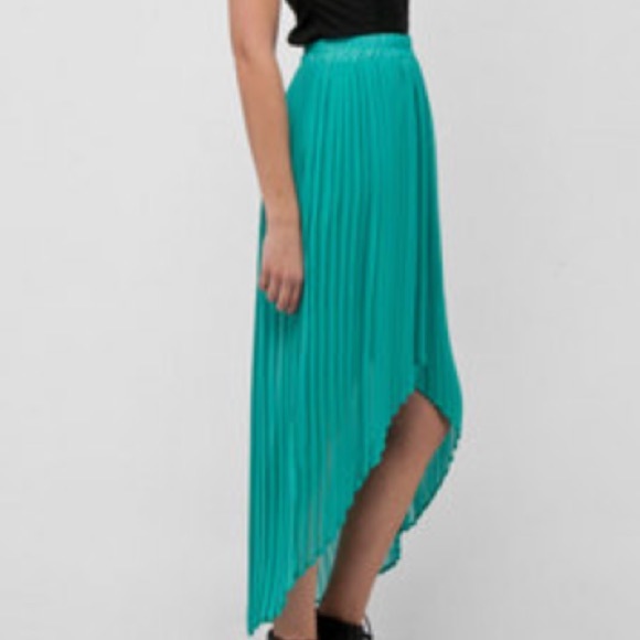 NWOT pleated skirt - Picture 2 of 4