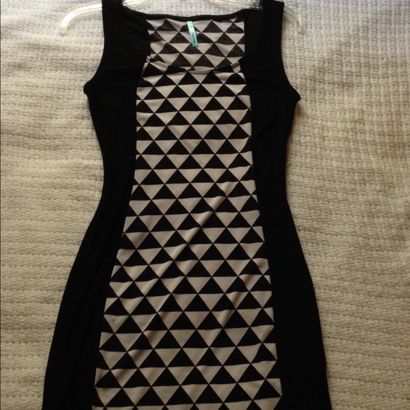SOLD bodycon mini geometric Black & white dress - Picture 5 of 6