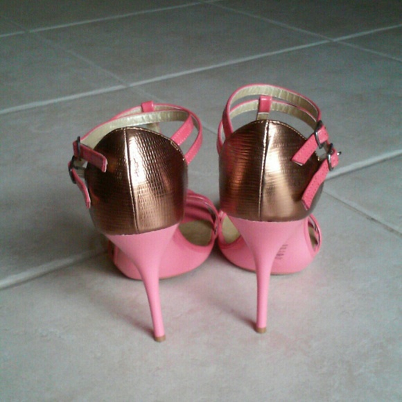 ⛔SOLD⛔ Coral and Gold shoes - Picture 2 of 3