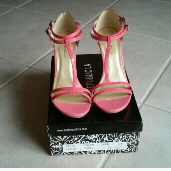 ⛔SOLD⛔ Coral and Gold shoes - Picture 3 of 3