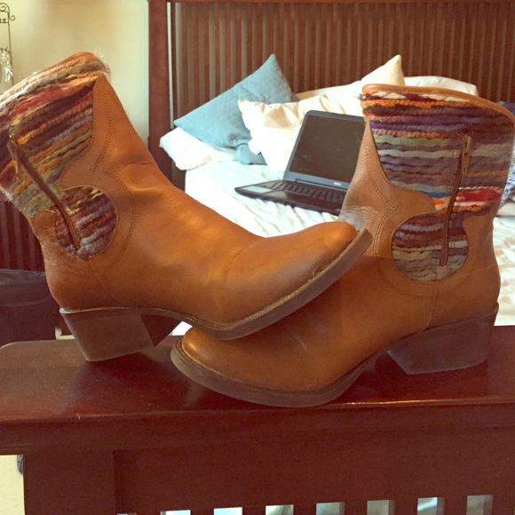 Cute boots that will go with anything! - Picture 1 of 4