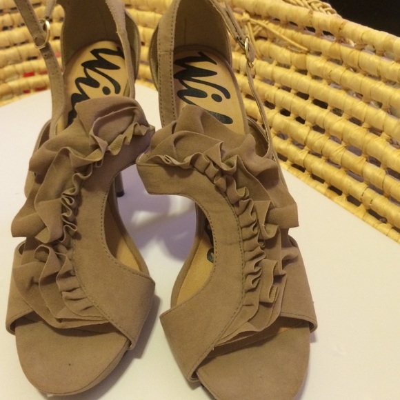 Ladies beautiful tan shoes new