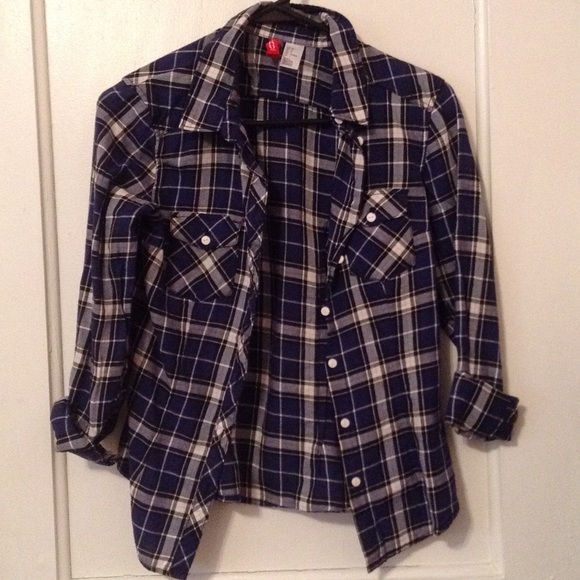 ❤️TRADED❤️H&m black blue and white plaid shirt!