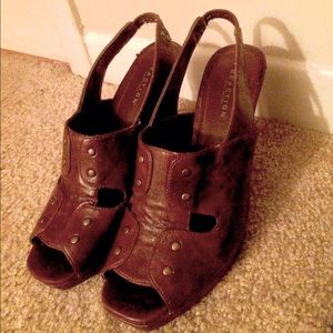 Kenneth Cole leather peep toe heels retail$155