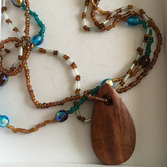 Short necklace with wooden charm