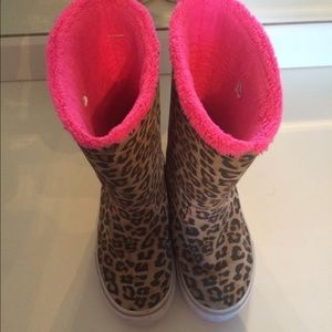 SOLD  Girls Vans boots. Leather.  Leopard. Sz 13.5