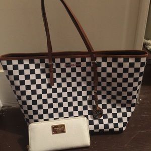Michael Kors XLarge Jet Set MK White Patent wallet
