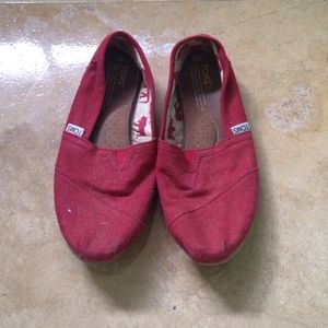 Classic red TOMS
