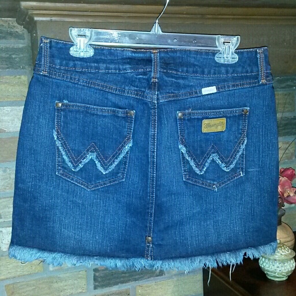**SOLD** Wrangler Denim Skirt w/frayed bottom - Picture 2 of 4