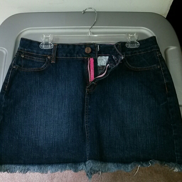 **SOLD** Wrangler Denim Skirt w/frayed bottom - Picture 4 of 4