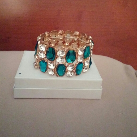 Beautiful hand stretch - Picture 2 of 3