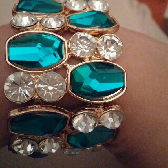 Beautiful hand stretch - Picture 3 of 3