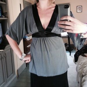 3/4 sleeve gray top with black color and tie