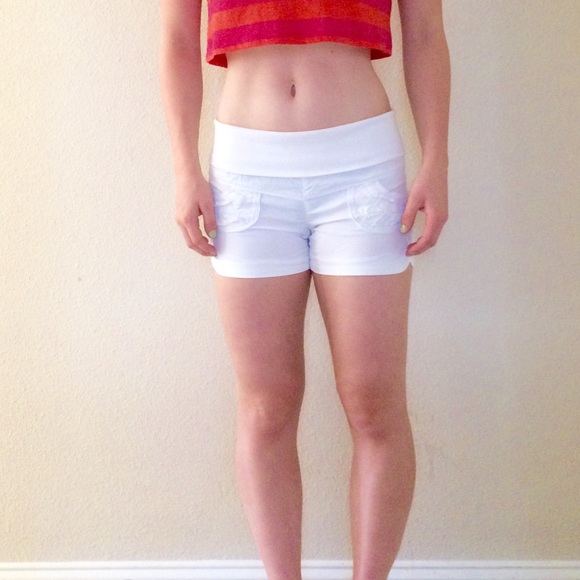 White shorts with elastic waist - Picture 1 of 3